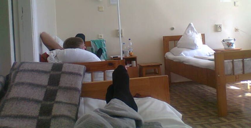 Фото в больнице в палате без лица парня