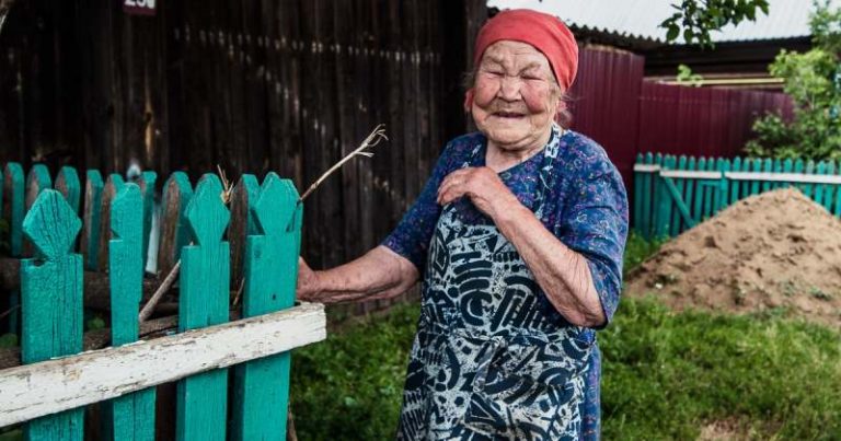 Я віддала бідної бабусі 1000 рублів і вирішила подивитися, як вона їх витратить. Я не могла повірити своїм очам