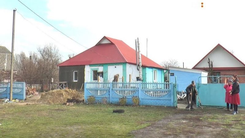 — А я, син, не тільки, хто твій батько, не знаю, але і хто твоя мати теж; я тоді втекла з села, щоб люди правди не дізналися, — сказала жінка синові — і гірко розплакалася.