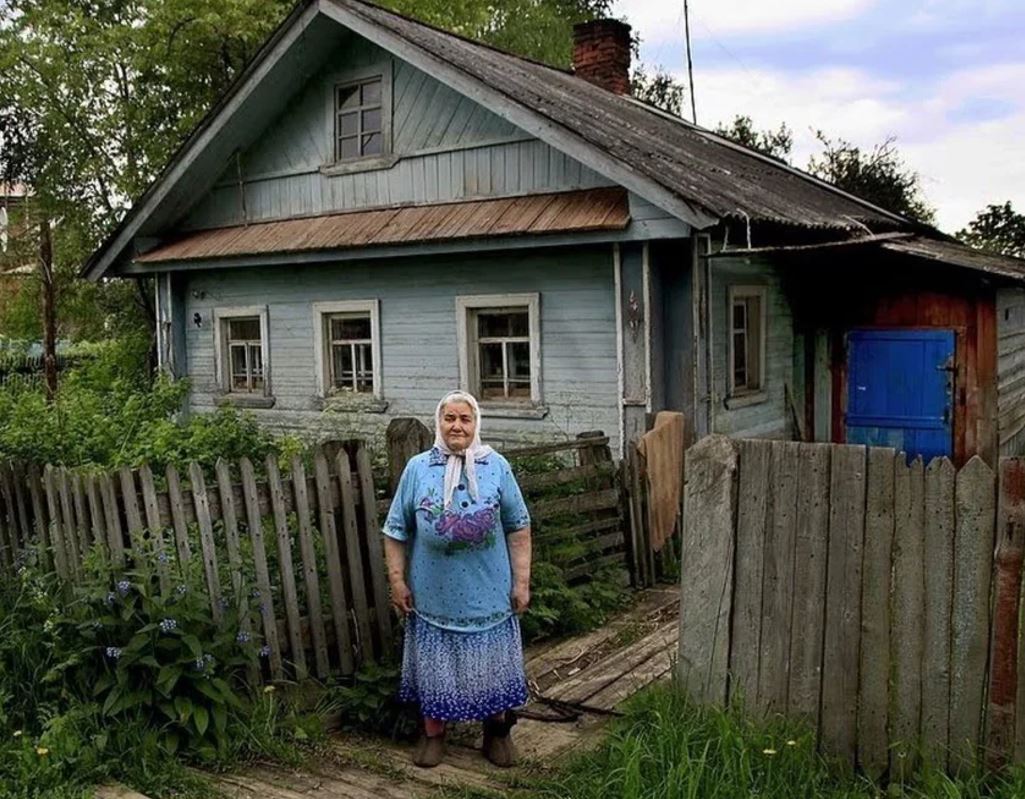 Ми знайшли привід поїхати до свах у село. Побачивши її будинок – я не могла повірити своїм очам. Все, що мені хотілося — це непомітно залишити їй rроші.