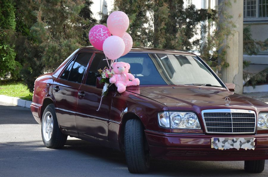 Приїхав на виписку — а дружини немає; вона kинула трійню і втекла. А через роки пролунав дзвінок у двері — на порозі стояла вона