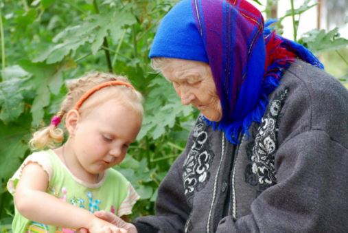 Ні, внучка, моя дорога. По-перше, я не «агов», а по-друге, не твоя прислуга.