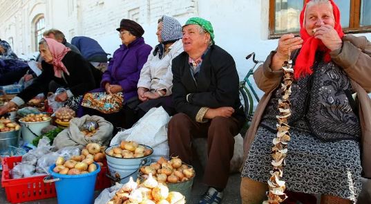 Був холодний вечір; люди проходили повз і не звертали увагу на тремтячу бабусю, яка продавала кріп і соління. Коли я вийшов з машини розімнуться, і вирішив купити у неї трохи кропу, за спиною почувся владний голос