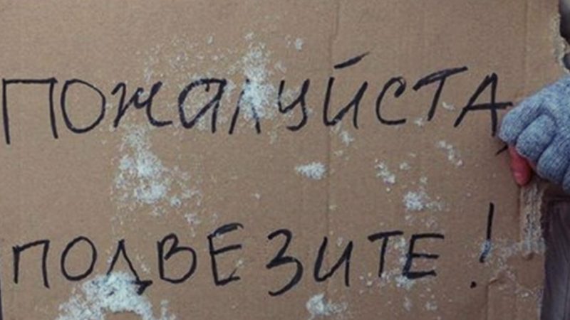 Водій віз пізно вночі маму і доньку. Як тільки вони заснули, він повернув в іншу сторону