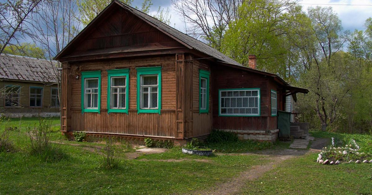 Сім’я племінника не знала, ким є та старенька, яка тихо живе у дальній кімнаті їхнього величезного будинку. Адже в неї колись було дуже цікаве та наси чене життя.