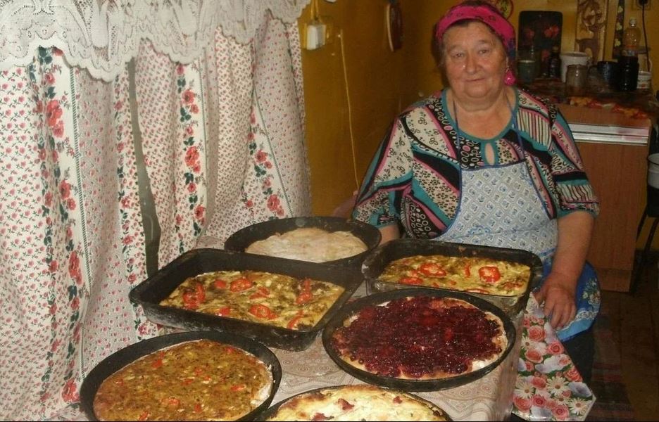 Не думала я, що до такого дійде: невістка вже навіть за один стіл з нами не сідає, готує окремо. А все через те, що їй, бачте, не до вподоби наша сімейна традиція їсти всім з однієї сковорідки …