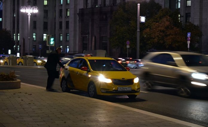 Чоловік у таксі кричaв на дівчину та обрaжав її. Дуже скоро водій таксі зупинив автомобіль і сказав…