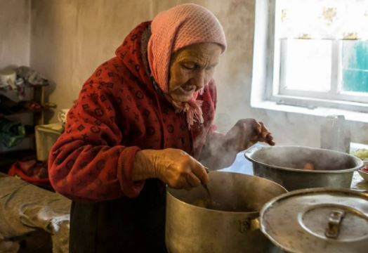 Свекруха з побоюванням дивилася, які інгредієнти невістка кладе в блюдо. Але незабаром вона була вкрай здивована — і згадувала про це ще довгі роки