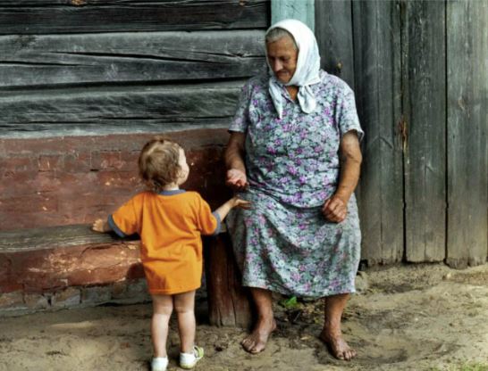 Я погодилася забрати онука до себе на кілька днів, але нова дружина мого сина обурилася. Як же мені вчинити в такій ситуації?