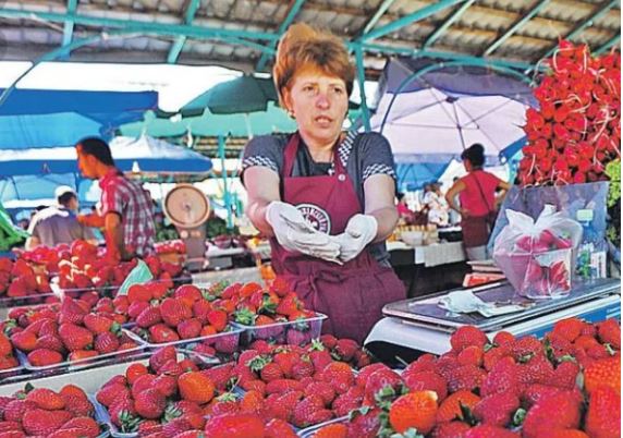 У багатого брата була бідна сестра. Вона жила тим, що продавала молоко і ягоди з городу. Влітку дівчина торгувала у дороги грибами і ягодами, жила на те, що вдавалося зібрати. Брат соромився сестри і ніколи не кликав її до себе в гості