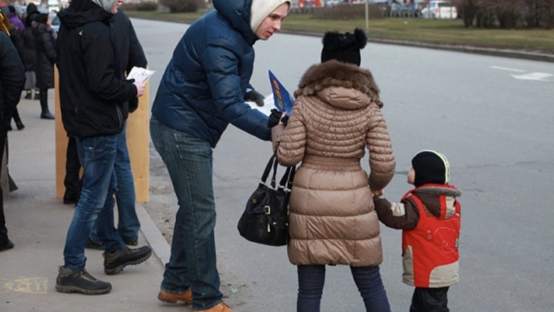 На зупинці до нас підійшла родина. Мій син однією своєю фразою зруй нував усю їхню сімейну іди лію