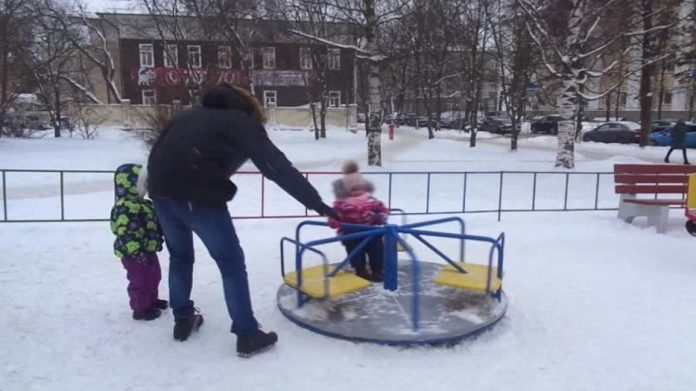 Настя щоранку спостерігала як молодий тато возить дітей у сад, але тоді вона поняття та не мала хто він насправді