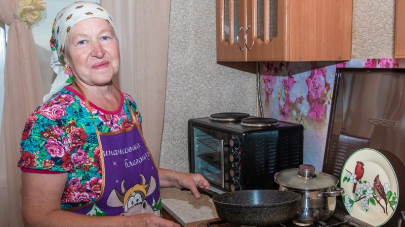 Ми приїхали в гості свекрухи — і я стала допомагати їй з приготуванням вечері. А ввечері вона покликала мене на серйозну розмову