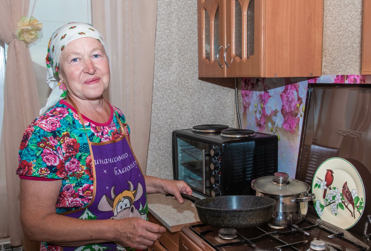 Ми приїхали в гості свекрухи — і я стала допомагати їй з приготуванням вечері. А ввечері вона покликала мене на серйозну розмову