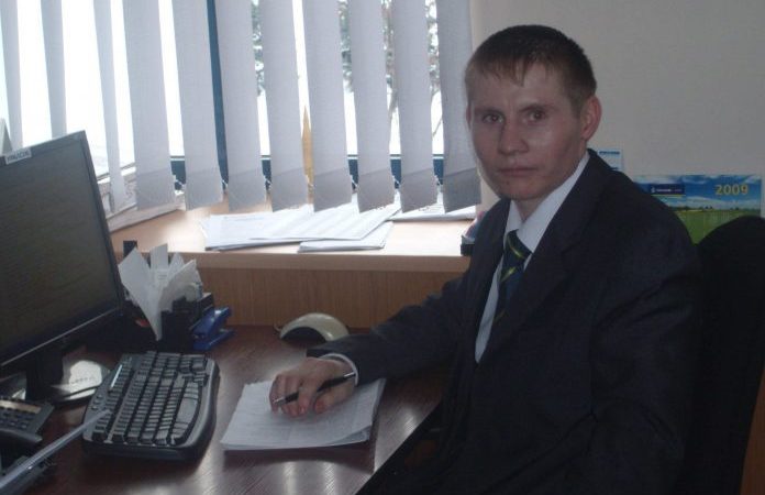Ігор сидів у себе в кабінеті. Раптом чує: шум і гамір у коридорі. Ігор виходить та бачить..