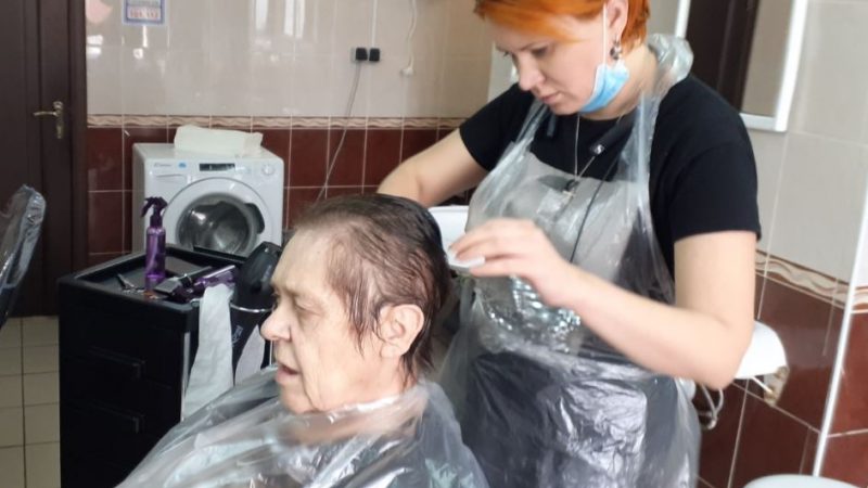 Весь салон сміявся, коли бабуся показала фото бажаної стрижки. Але коли вона повернулася, всім стало не по собі