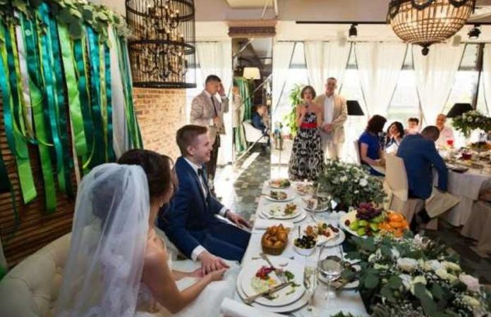 Мама наро дила Ігоря у 16 років, покинула через два роки і зникла. З’явилася жінка тільки на весілля сина зі своїми нахабними вимогами