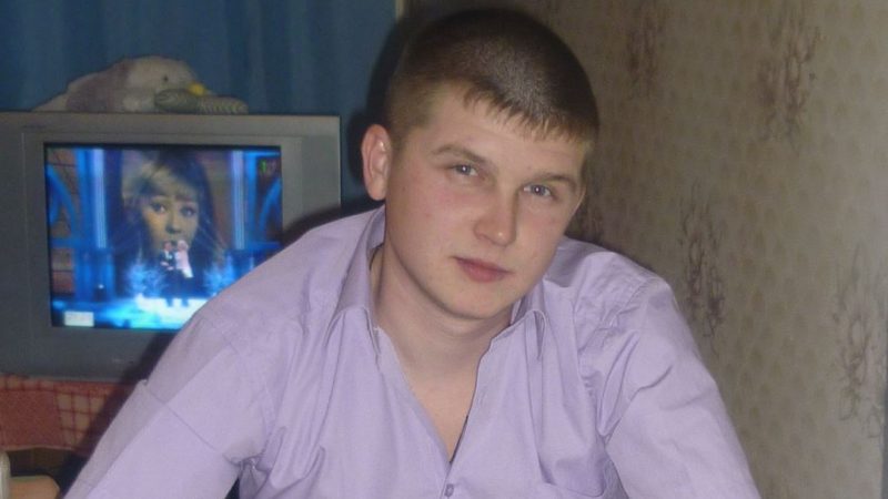 Поки Альоша був в армії, Олена вийшла за іншого. Коли він прийшов додому, мати показала йому те, від чого волосся стало дибки