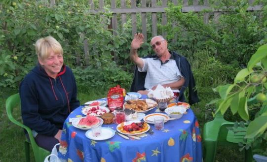 Я не можу жити із батьками чоловіка. Вони мені неприємні. Але заради своєї дитини я не розлучилася, а поставила чоловіка перед вибором: або наша сім’я, або її