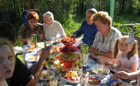 Батьки чоловіка обіцяли подарувати нам квартиру після весілля. А тепер вдають, що нічого не було. Тому я вирішила поставити їм ульти матум