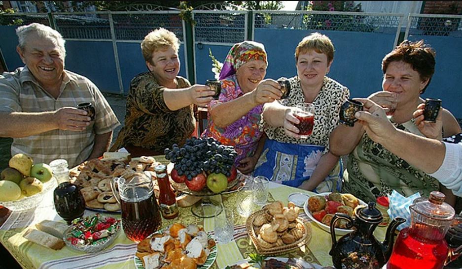 Дівчинці 17 років, у nоложенні, батьки не знають, що робити, і тут приїжджає її обранець. Те, що було далі, було несподіваним для сім’ї