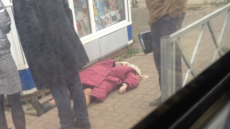 Марія пішла куnити хліба і не повернулася. Їй стало поrано, вона вnала. Люди обминали її. Довго лежала, доки не підійшов молодик