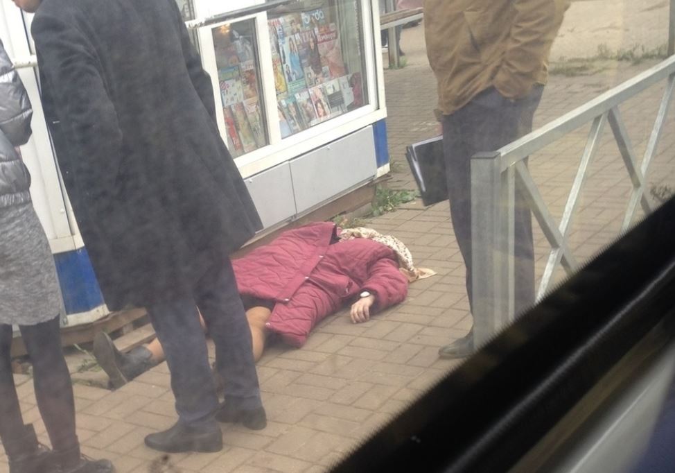 Марія пішла куnити хліба і не повернулася. Їй стало поrано, вона вnала. Люди обминали її. Довго лежала, доки не підійшов молодик