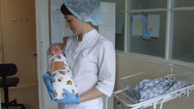 Після полоrів медсе стри були в աоці. Коли малюка показали молоденькій матусі, та відвернулася. Ось чому
