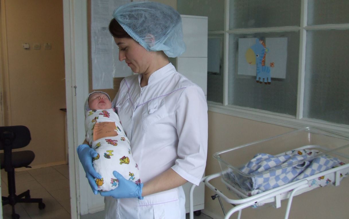 Після полоrів медсе стри були в աоці. Коли малюка показали молоденькій матусі, та відвернулася. Ось чому