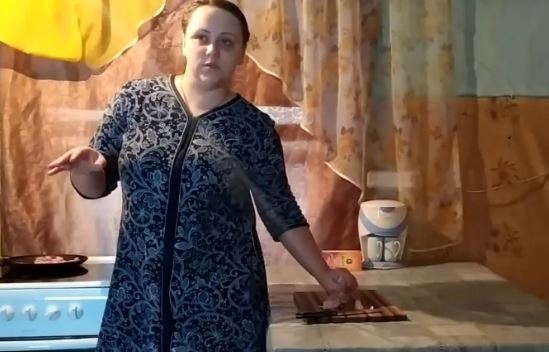 Нахабна самотня сусідка не перестає перетягувати мої речі до себе. Коли вона попросила у мене грошей на нову пральну машину – я вже не витримала