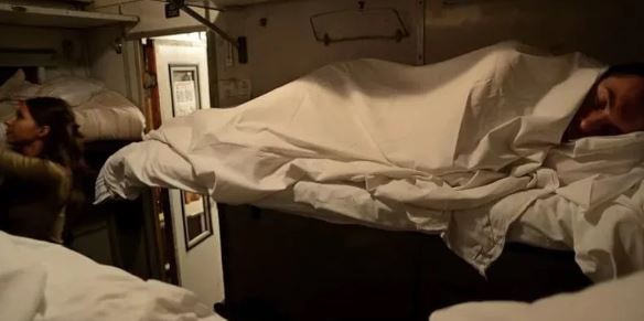 “Я можу перевірити ваш квиток? Ви не на своєму місці спите”. Після цього жах ливого випадку я сто разів перевіряю квиток перед посадкою