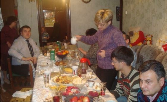 Я приїхала до дітей на квартиру і побачила, що там повно людей. Виявляється, сваха з донькою приїхали погостювати і затрималися вже на місяць