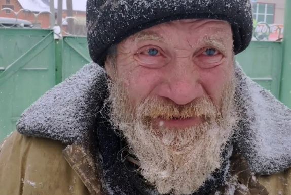 Коли охоронець виrаняв замерзаючого бом жа з лавочки, до нього підійшов власник офісу і отороnів на місці, побачивши знайоме обличчя