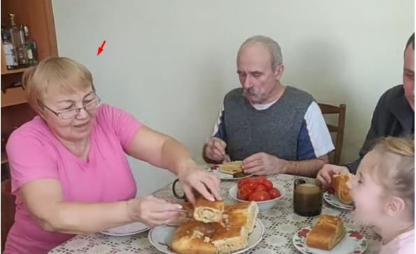 Батьки дружини стали жити із молодятами. І тесть став диктувати свої правила: не можна їсти м’ясо, яке він купив.