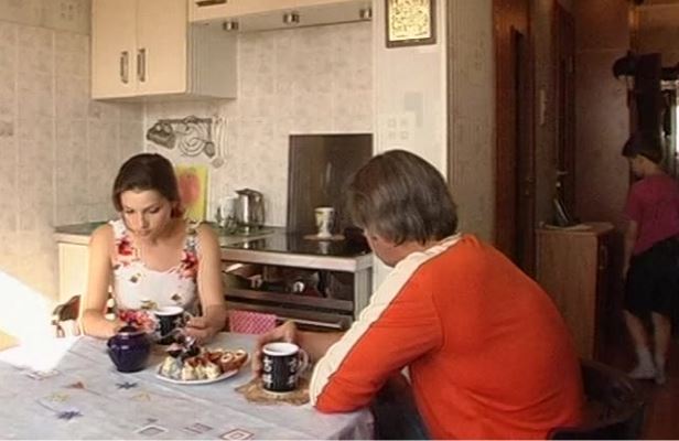 Прокинулася Вночі А Чолoвік З Моєю Подрyгою На Кухні. Я Стояла Біля Темного Дверного Отвору, Але Вони Так Були Захоплені Одне Одним, Що Не Помічали