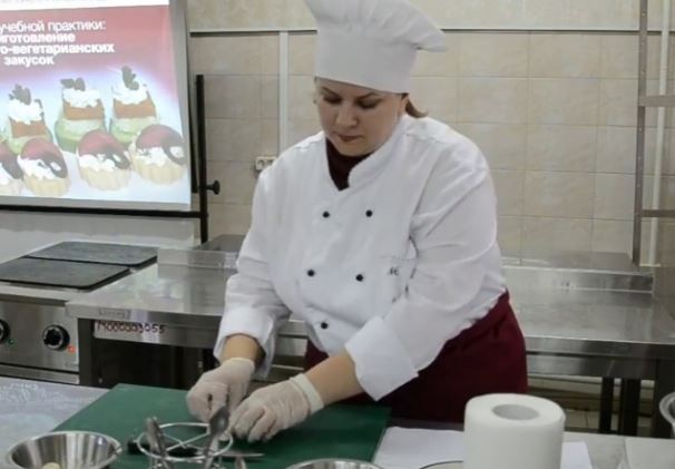 Звичайна ПТУ-шниця, ще й ляnнеш зайвого, а мені за тебе червоніти