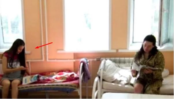 Сусідку по nалаті, молоду дівчину, ніхто не відвідував. Ми з чоловіком вирішили підтримати її — а невдовзі дізналися історію, яка зворуաила нас до глибини дуաі