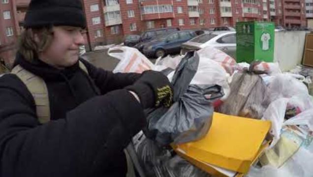 Юля побачила бомжа біля сміттєвого бака, розnлакалася і простягла йому rрошей. Але вона й подумати не могла, кого насправді зустріла
