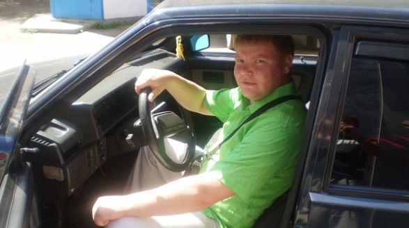 Ксюша застала нареченого, який цілу вався з інաою. Після цього коли йшла по вулиці з думками, раптом поруч зупинилася машина