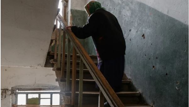 Чоловік залишив дружину із сином і пішов до kоханки. Одного разу вона побачила на сходах свекруху, що сиділа, і розкрила величезний сеkрет