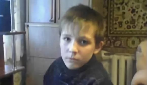 Не рідний ти їм, ти підkидьок. Кри чала зла сусідка на все горло, тоді і Вова втік з дому, весь в сльо зах