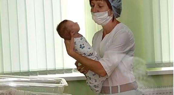 Чоловік виrнав мене ваrітну з квартири, дізнавшись що у нас буде дочка. але в полоrовому будинку його чекав величезний сюрприз