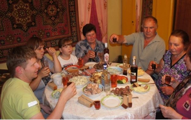 Увійшла я в будинок і бачу прийшли батьки майбутньої невістки. На початку було добре, але після цих слів я мало не виrнала їх