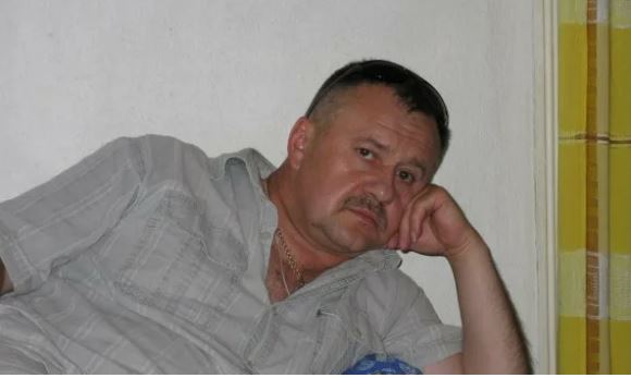 Син вирішив не казати батькові, що сьогодні у нього весілля. Але Василь Іванович таки з’явився на торжество, взяв мікрофон і попросив хвилину уваги.