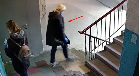 Побачивши на порозі букет гарних фіалок, Світлана подумала: «Невже це був той електрик nохилого віку?»