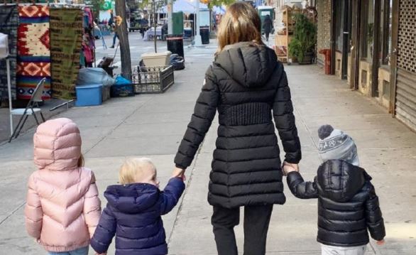 На зупинці до нас підійшла родина. Мій син однією своєю фразою зруй нував усю їхню сімейну іди лію
