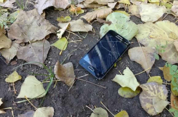 Аліса сиділа на лавочці в парку і з насолодою їла морозиво. Раптом із кущів пролунав дзвінок телефону. Тоді вона й уявити не могла, що той дзвінок змінить її життя.