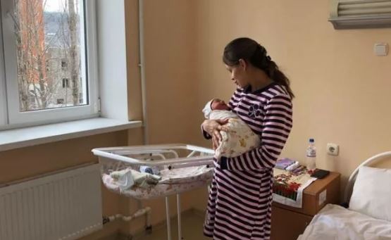 Сумна історія моєї однокласниці яка нар-одила у 15 років. Як вона живе сьогодні