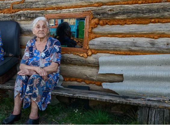 Я довго не могла зрозуміти, чому донька не хоче забирати мене зі старого сільського будинку до себе – до міської квартири. Але одного вечора я все усвідомила