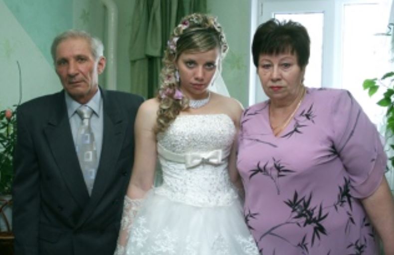 Під час весілля сина невістка і її батьки здалися мені див ними, навіть жодного разу не посміхнулися. Незабаром син мені пояснив всю ситуацію.